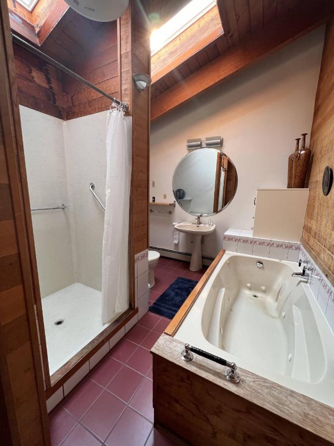 Cypress: Private Bedroom/Bathroom/Office, With Shared Pool, Hot Tub North Vancouver Esterno foto