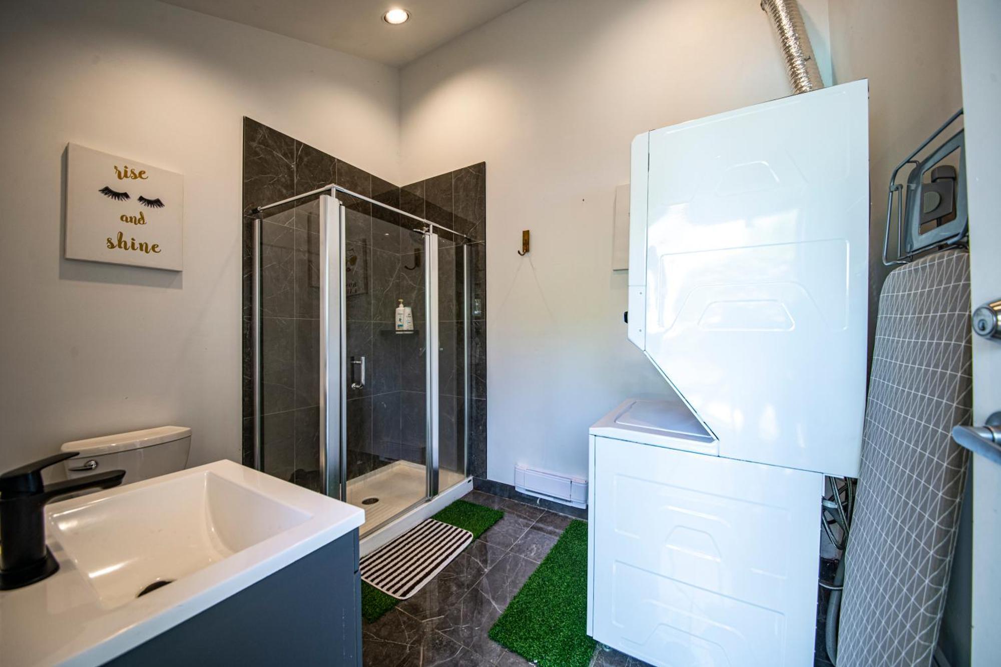 Cypress: Private Bedroom/Bathroom/Office, With Shared Pool, Hot Tub North Vancouver Esterno foto