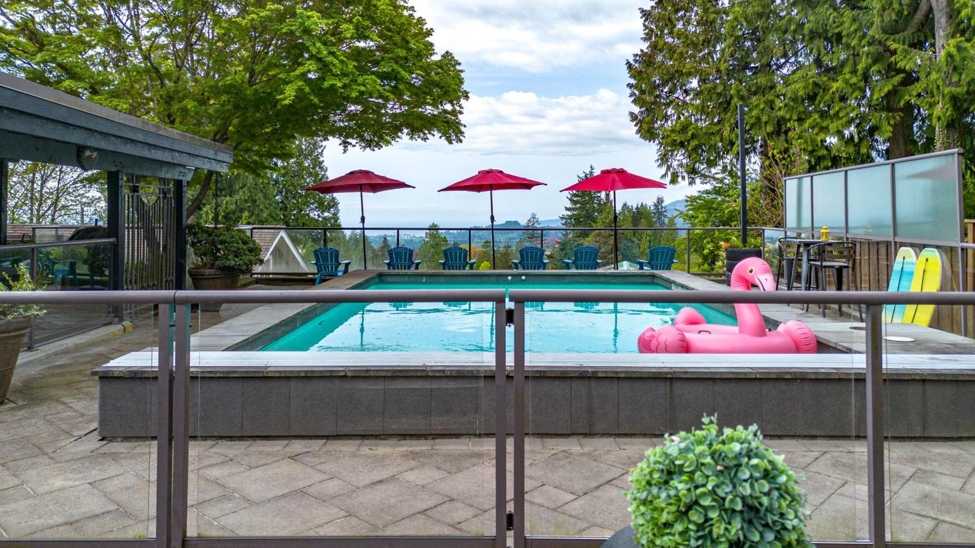 Cypress: Private Bedroom/Bathroom/Office, With Shared Pool, Hot Tub North Vancouver Esterno foto